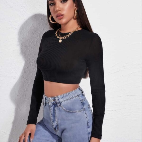 Schwarzes Sporttop mit offenem Rücken und gekreuzten Trägern