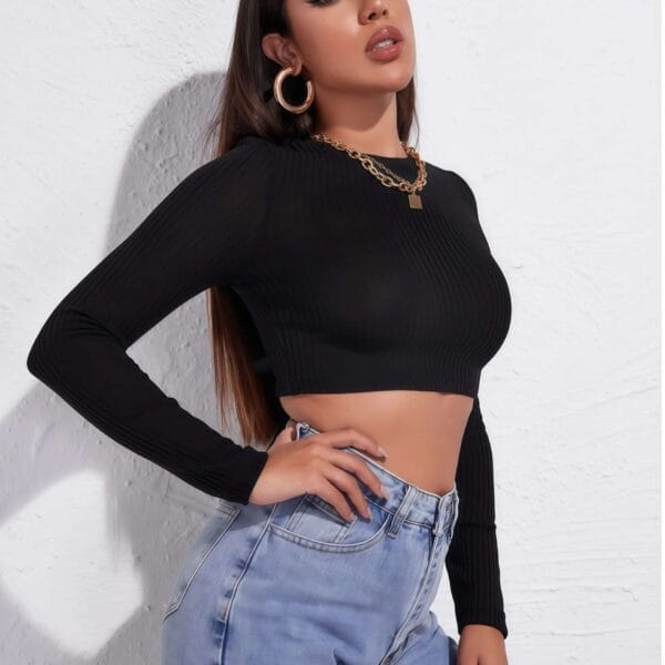 Schwarzes Sporttop mit offenem Rücken und gekreuzten Trägern