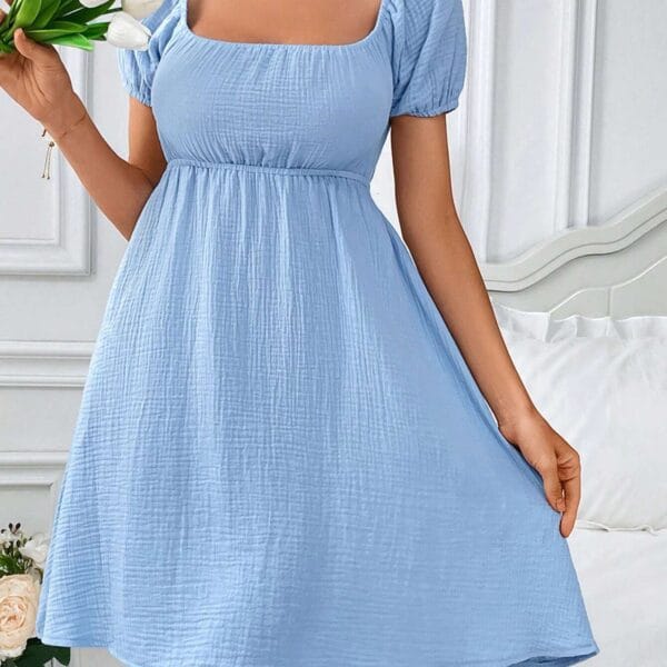 Vaaleansininen neliönmuotoinen pääntie mekko, jossa on puff hihat